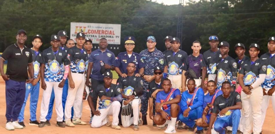 La Policía Nacional impone la ley en el softbol interacademias