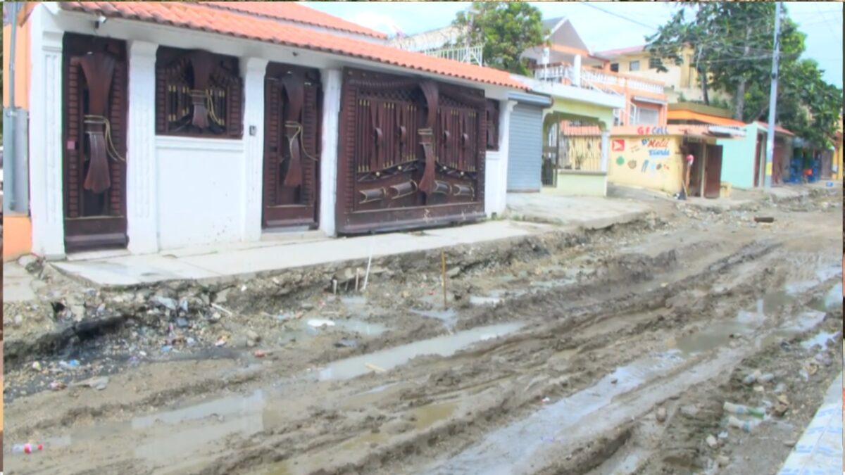 Exigen reparar calle tras tres meses de trabajos paralizados en Villa Mella