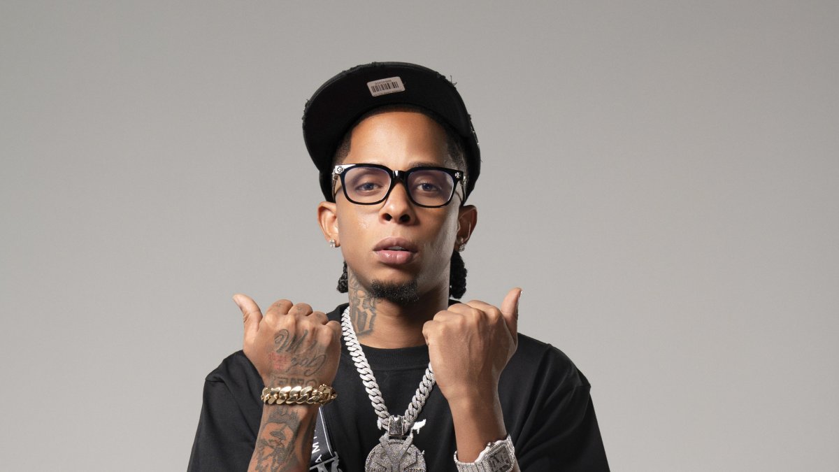 Yoan Retro celebra certificaciones de oro y platino por “Bailo Rocky”