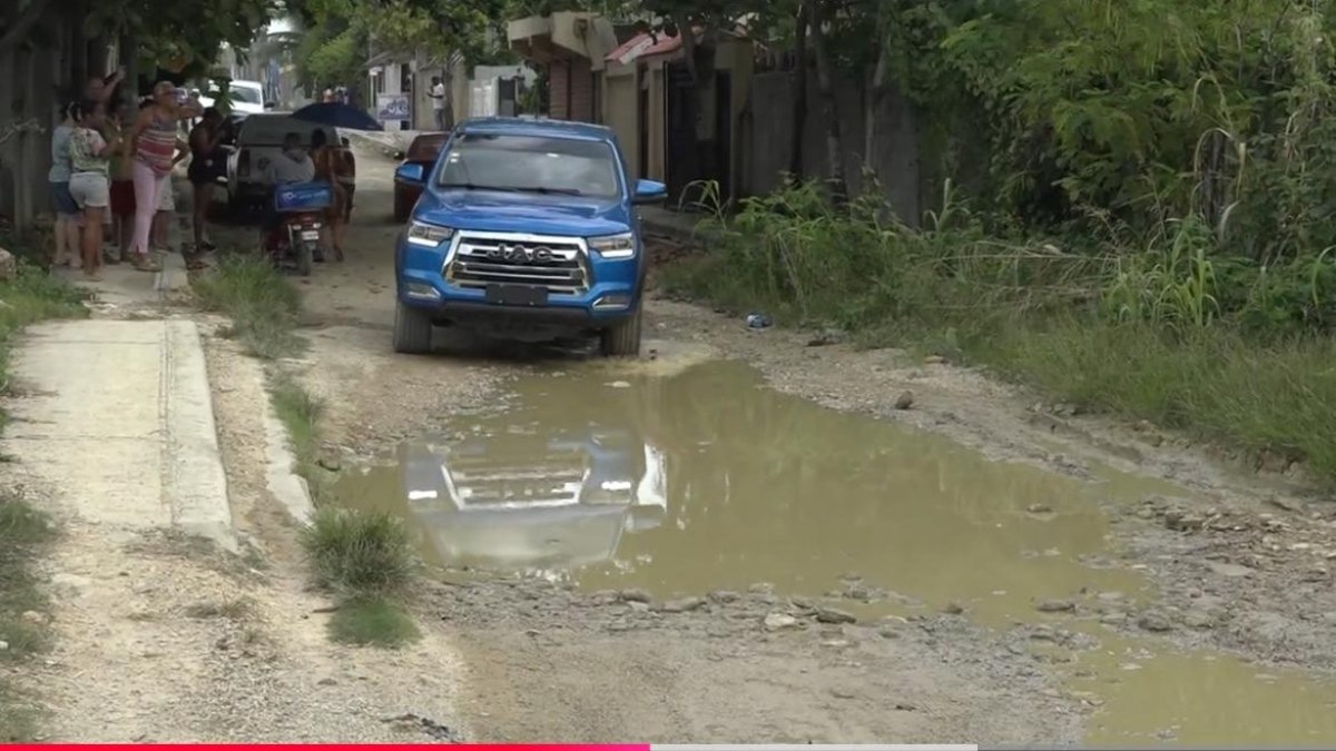 Entre hoyo, lodo y basura residentes del sector La Ureña, SDE, protestan y exigen construcción de sus calles