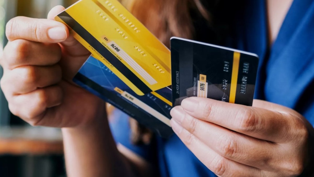 Cada vez más personas usan la tarjeta de crédito para gastos básicos: ¿es recomendable?