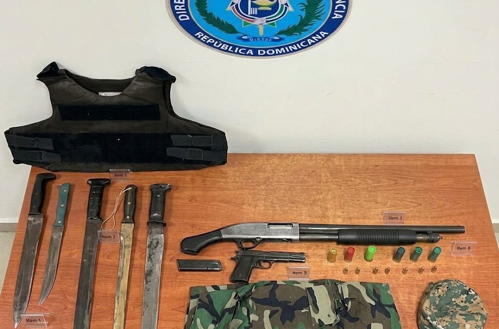 Policía Nacional apresa hombre y ocupan armas durante operativos en Independencia