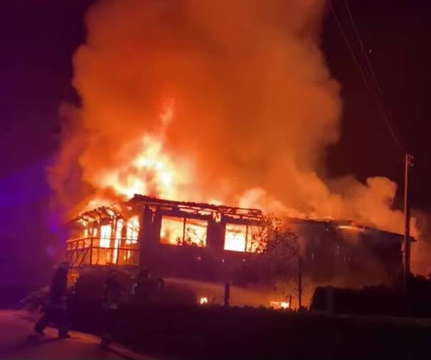 Cinco familias pierden sus viviendas tras incendio en El Café de Herrera