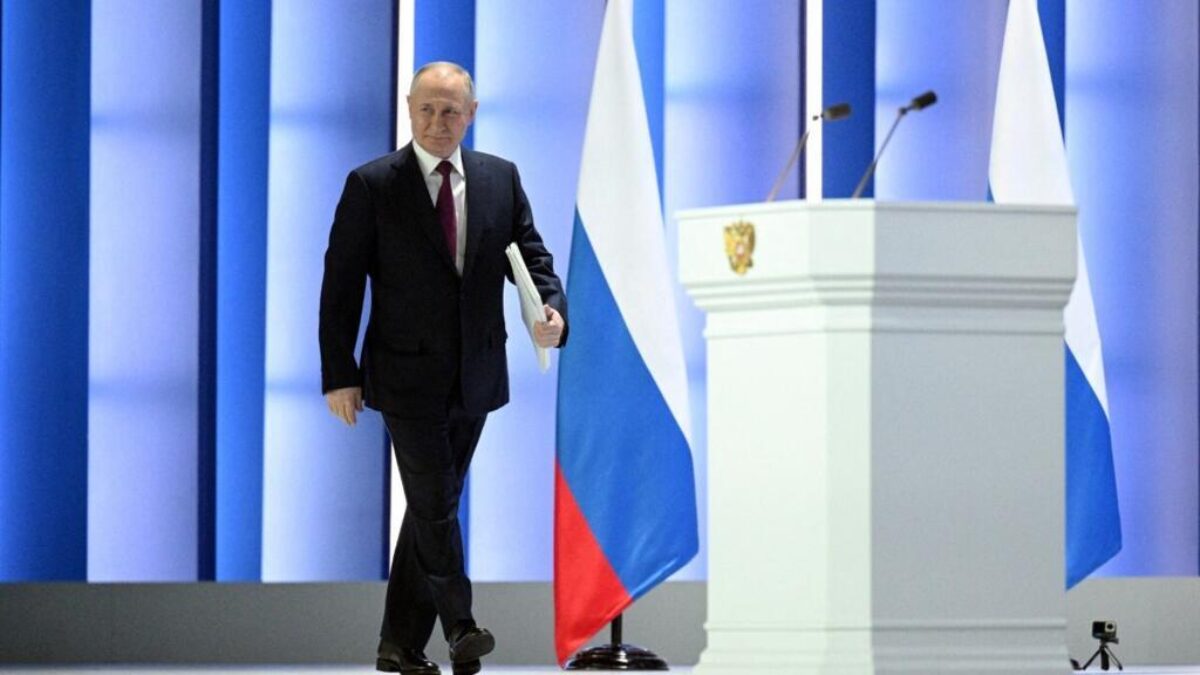 Putin prohíbe sacar de Rusia efectivo en rublos equivalente a más de 12,000 dólares