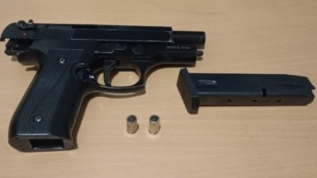 Policía apresa a dos hombres y ocupa dos pistolas ilegales en Pedernales