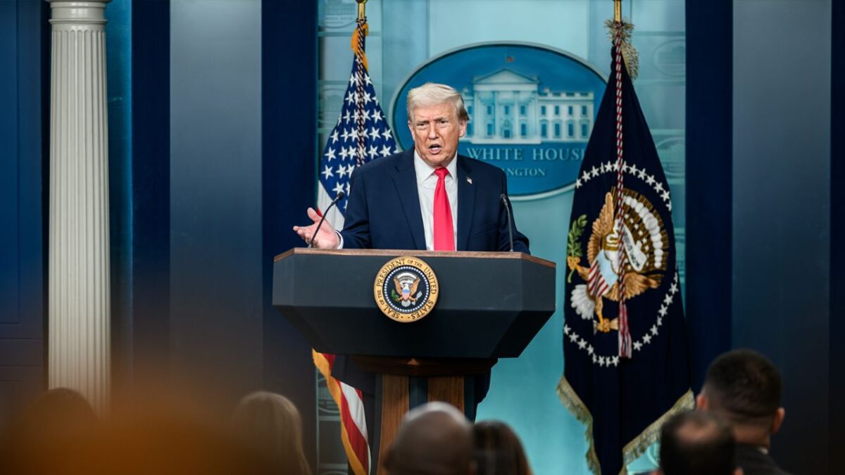 Nueva York demanda plan del Gobierno Trump para negar tarjetas de residencia a inmigrantes
