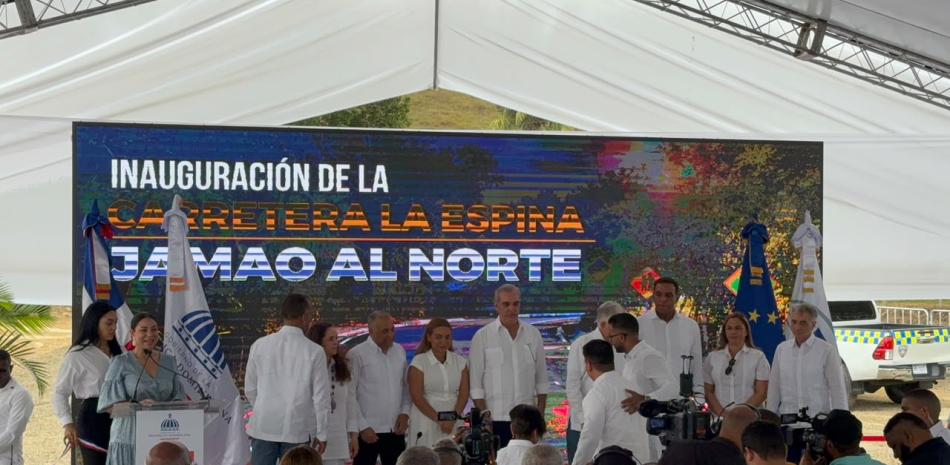 Abinader inaugura camino vecinal Las Espinas tras 36 años de espera