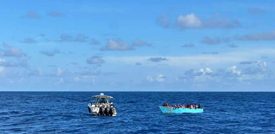 Armada intercepta una embarcación clandestina con 59 personas a bordo en Samaná