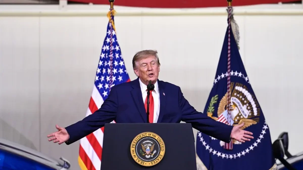Trump tira un vaso de agua para comparar ahorro de combustible con el petróleo venezolano