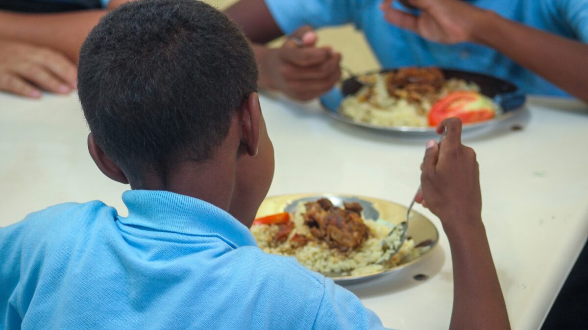 Piden frenar anticipos del almuerzo escolar y auditar adjudicaciones