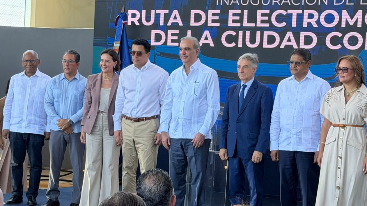 Abinader y David Collado inauguran la Ruta de Electromovilidad en Ciudad Colonial