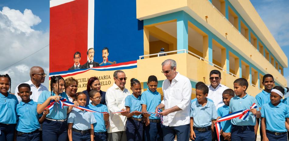 Abinader inaugura dos escuelas básicas en Cancino Adentro y Los Guaricanos