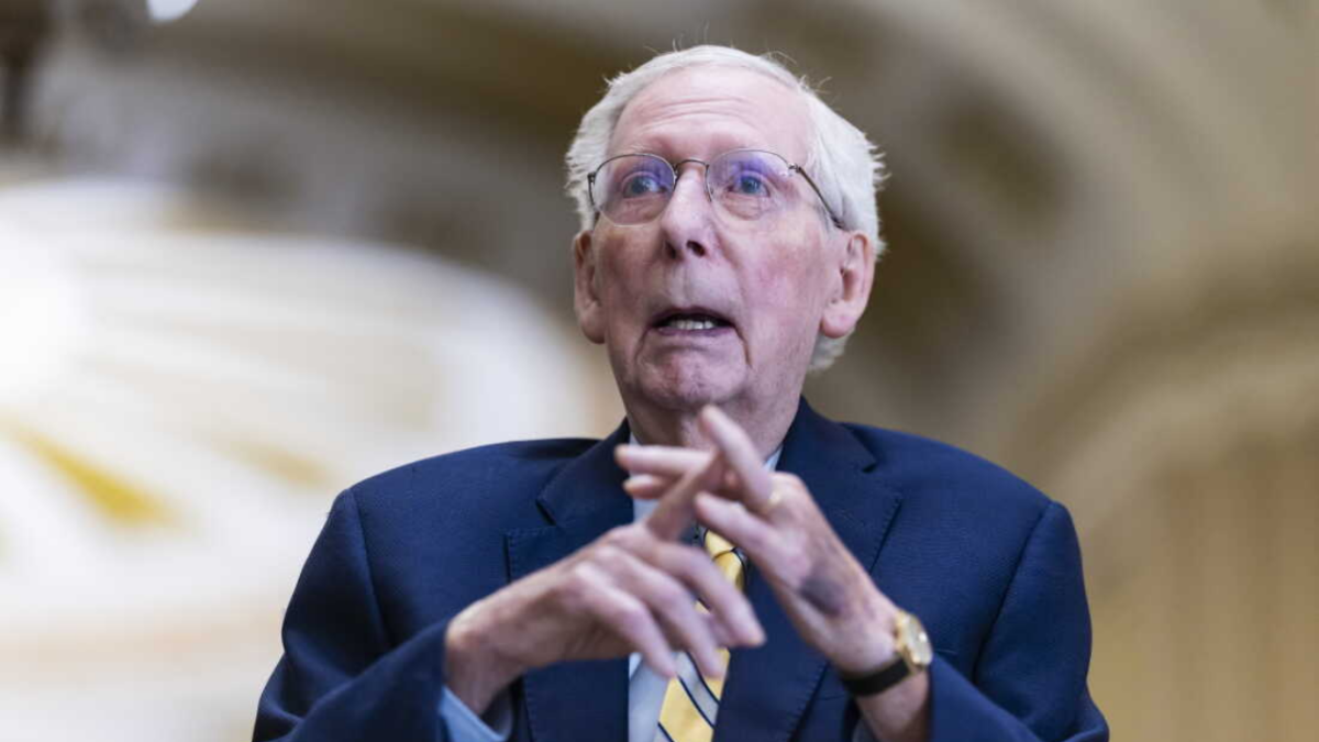 El republicano McConnell regresa al Senado tras una ausencia de tres meses por una caída