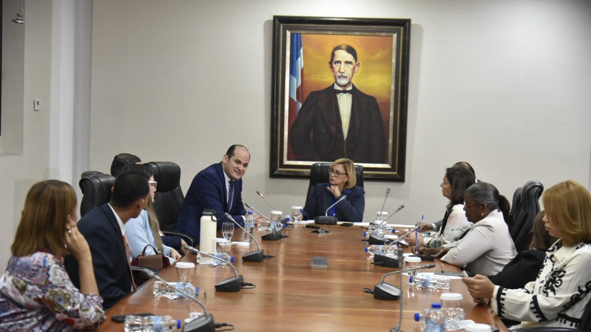 Diputados piden explicaciones al INABIE por alimentación escolar y contratos