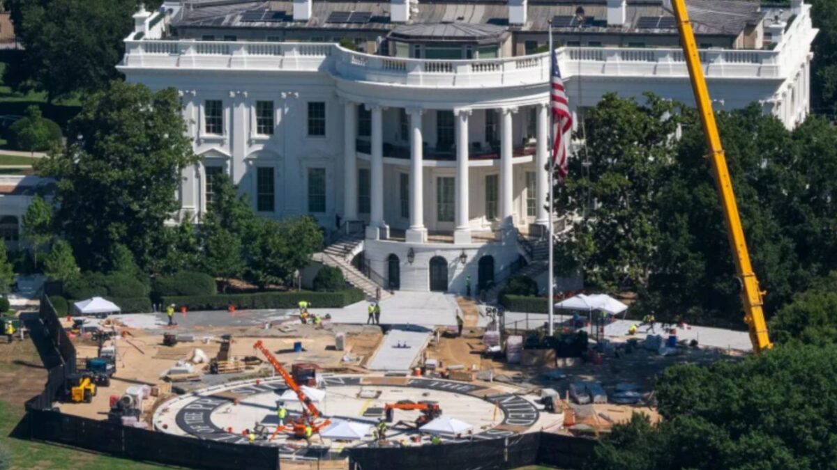 Trump construye un helipuerto de granito en el jardín de la Casa Blanca